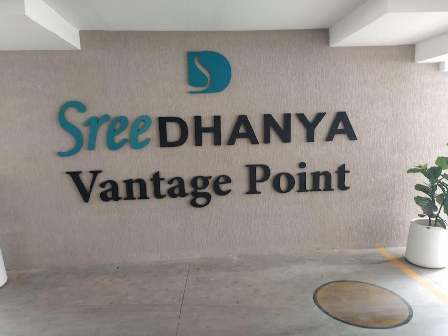 Luxurious Apartment With A Pool And Gym Near Trivandrum Railway Station Thiruvananthapuram Exterior photo