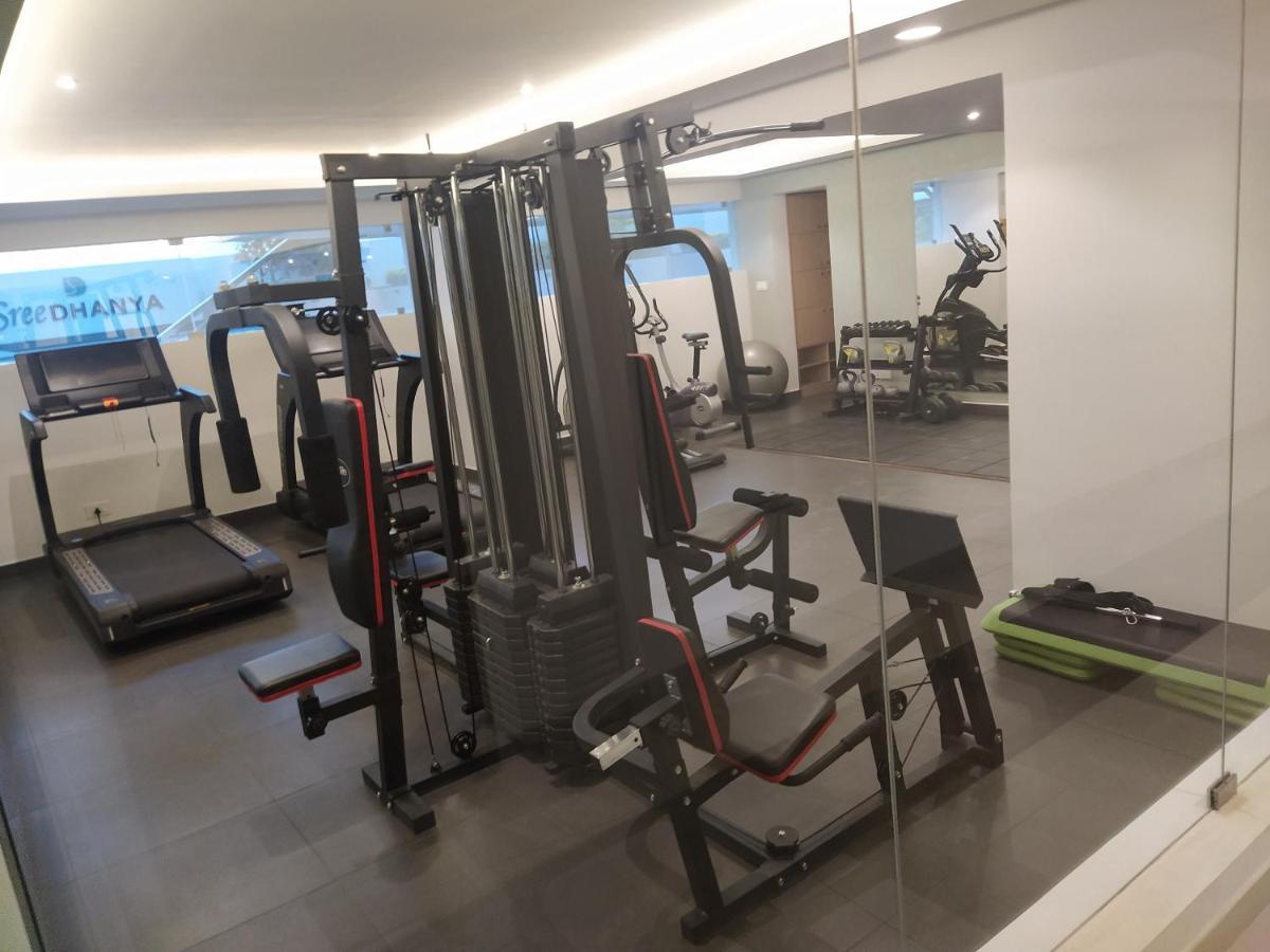 Luxurious Apartment With A Pool And Gym Near Trivandrum Railway Station Thiruvananthapuram Exterior photo
